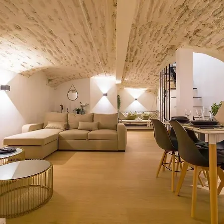 Le Pommard - Atypical Cellar, Sleeps 6 Apartment Dijon