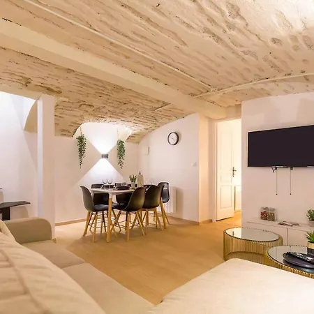 Le Pommard - Atypical Cellar, Sleeps 6 Apartment Dijon
