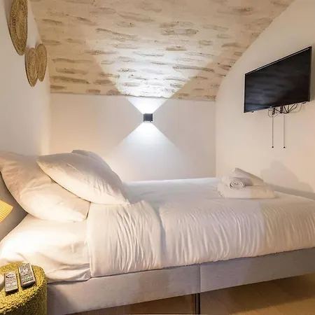 דירה Le Pommard - Atypical Cellar, Sleeps 6 *