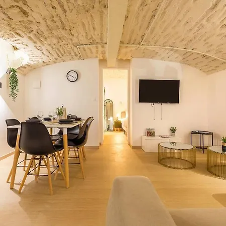 Le Pommard - Atypical Cellar, Sleeps 6