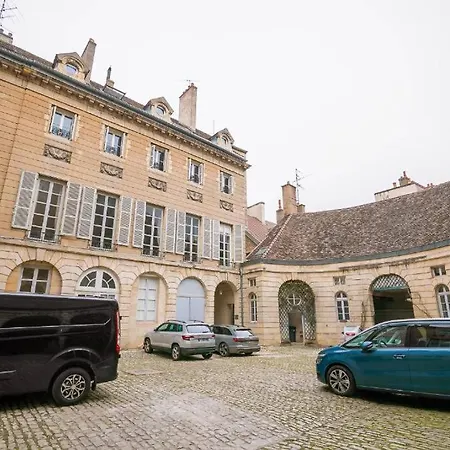 Le Pommard - Atypical Cellar, Sleeps 6