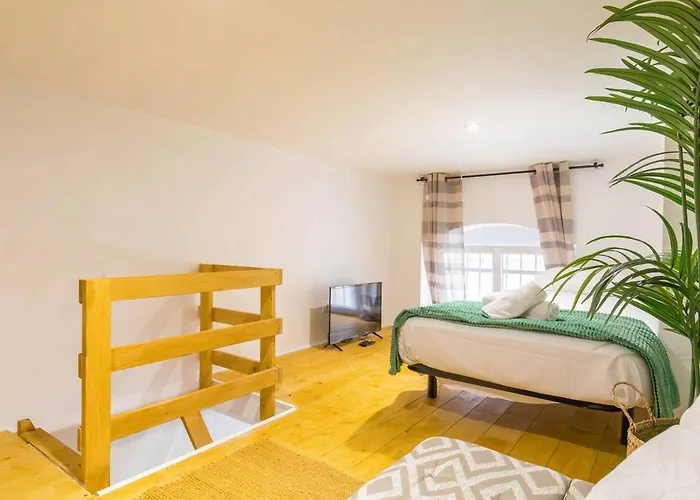 Le Pommard - Atypical Cellar, Sleeps 6 Διαμέρισμα *