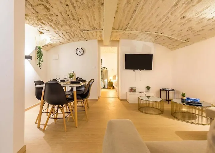 Le Pommard - Atypical Cellar, Sleeps 6