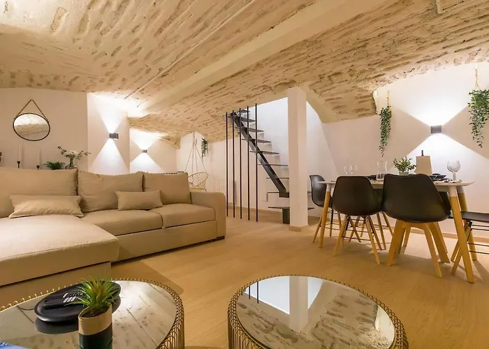 Le Pommard - Atypical Cellar, Sleeps 6 * Ντιζόν