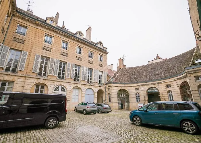 Le Pommard - Atypical Cellar, Sleeps 6