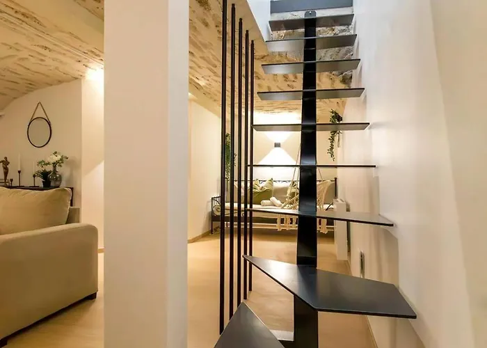 Le Pommard - Atypical Cellar, Sleeps 6 *